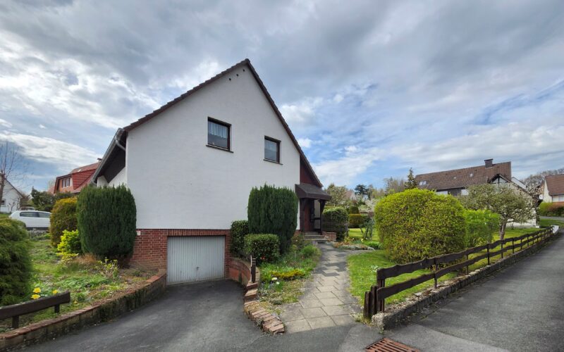 Der Eingang des Zweifamilienhauses in Hemer liegt am Stichweg und hat eine Garageneinfahrt