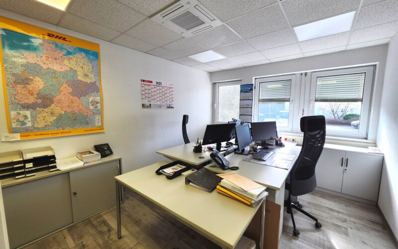 heller Büroraum mit modernen Arbeitsplätzen in Iserlohn