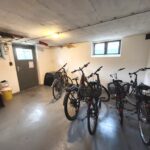 Der Fahrradkeller Hat eine Türe zum Garten und zur Grundstückseinfahrt.