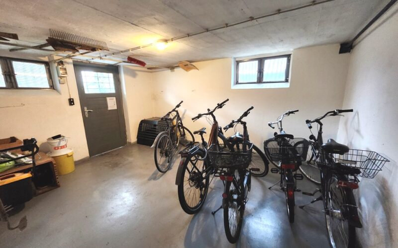 Der Fahrradkeller Hat eine Türe zum Garten und zur Grundstückseinfahrt.