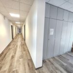 Dieser Flur tangiert alle Büroräume der Büroetage in Iserlohn. Dieses Büro kann man mieten bei WZ-Immobilien