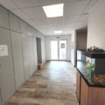 Flur mit Blickrichtung Eingang und einem Aquarium