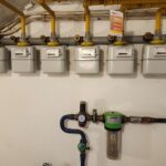 Jede Wohnung in dem Haus in Lippstadt hat eine Gasuhr die im Keller an der Wand hängt.