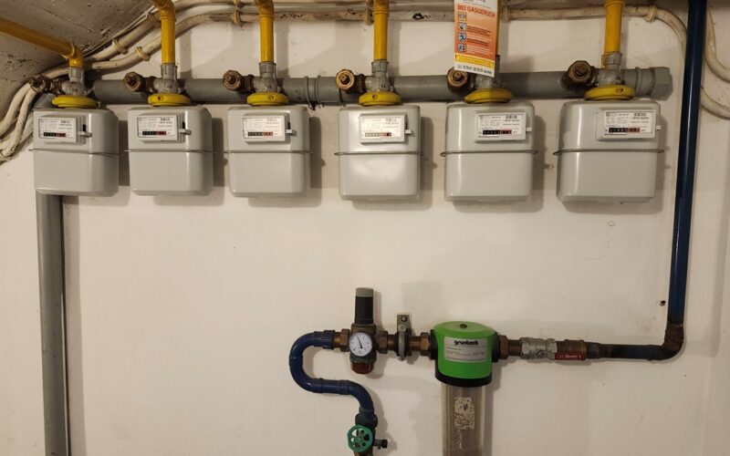 Jede Wohnung in dem Haus in Lippstadt hat eine Gasuhr die im Keller an der Wand hängt.