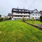 Das große Grundstück mit dem haus in Lippstadt das man kaufen kann, vom Garten aus gesehen. Gerne können Sie diese Immobilie besichtigen.