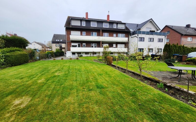 Das große Grundstück mit dem haus in Lippstadt das man kaufen kann, vom Garten aus gesehen. Gerne können Sie diese Immobilie besichtigen.