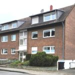 Seitenansicht des Hauses von der Straße aus betrachtet. Seitlich eine Einfahrt die das hinter dem Haus liegende Grundstück an die Straße anbindet. Dises Haus in Lippstadt kann man sofort kaufen.