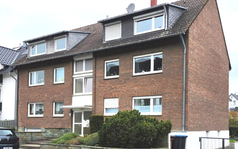 Seitenansicht des Hauses von der Straße aus betrachtet. Seitlich eine Einfahrt die das hinter dem Haus liegende Grundstück an die Straße anbindet. Dises Haus in Lippstadt kann man sofort kaufen.