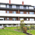 Die Rückseite des Hauses in Lippstadt, das man kaufen kann, zeigt zum Garten und ist mit Balkonen ausgestattet.