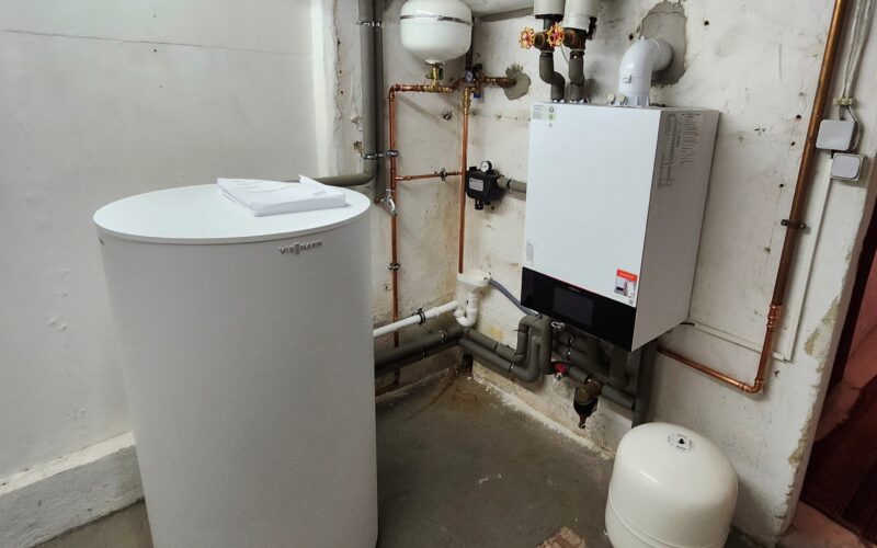 Heizung mit Druckausgleichsgefäßen und Warmwasserspeicher