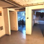 Kellerflur mit Blick zum Trockenraum und Fahrradkeller