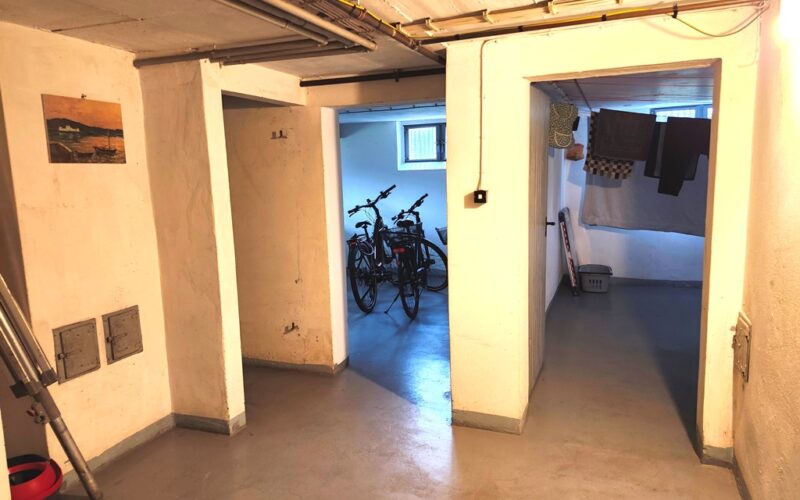 Kellerflur mit Blick zum Trockenraum und Fahrradkeller