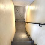 Selbst die Kellertreppe Ist Lackiert und sauber geputzt in diesem Mehrfamilien-Haus in Lippstadt, welches zu kaufen ist.