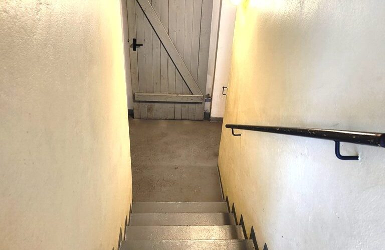Selbst die Kellertreppe Ist Lackiert und sauber geputzt in diesem Mehrfamilien-Haus in Lippstadt, welches zu kaufen ist.