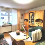 Dieses Wohnzimmer in Lippstadt zeigt zur Straße hin und befindet sich im ersten Obergeschoß. es hat einen Parkett-Fußboden.