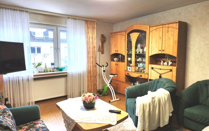Dieses Wohnzimmer in Lippstadt zeigt zur Straße hin und befindet sich im ersten Obergeschoß. es hat einen Parkett-Fußboden.