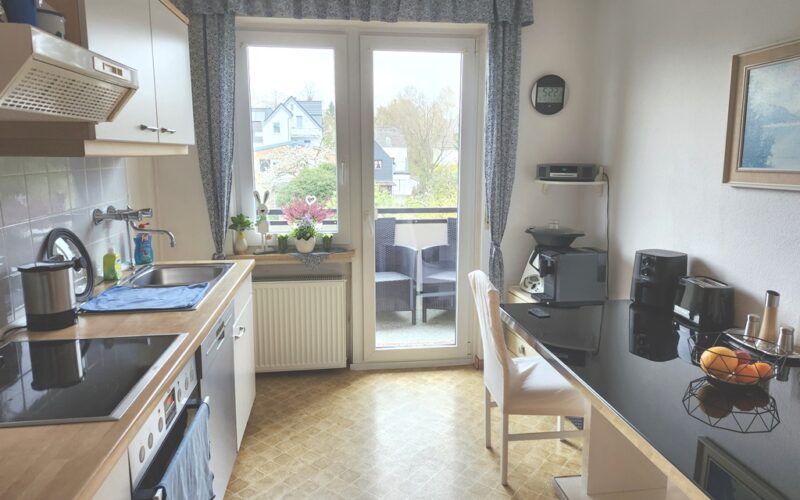 Die Küche hat einen Zugang zum Balkon und einen Vinyl-Fußboden. Wer sich für den Kauf dieser Immobilie interessiert meldet sich bei WZ-Immobilien. Gerne vereinbaren wir einen Besichtigungstermin