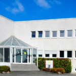 Im Erdgeschoß dieses Bürogebäudes ist ein Büro zu vermieten Zum Büro gehören die Besucher-Parkplätze vor dem Eingang