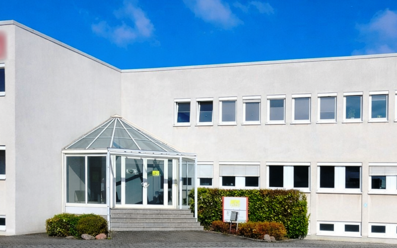 Im Erdgeschoß dieses Bürogebäudes ist ein Büro zu vermieten Zum Büro gehören die Besucher-Parkplätze vor dem Eingang