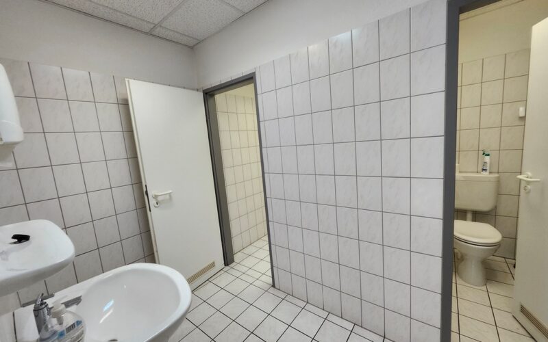 Sanitärbereich im Büro in Iserlohn. Man kann dieses Büro in Iserlohn mieten