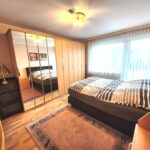 Dieses Schlafzimmer befindet sich im Erdgeschoß des Hauses in Lippstadt. Das Haus kann man kaufen. Fragen sie den Immobilienmakler WZ-Immobilien in Iserlohn