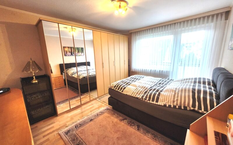 Dieses Schlafzimmer befindet sich im Erdgeschoß des Hauses in Lippstadt. Das Haus kann man kaufen. Fragen sie den Immobilienmakler WZ-Immobilien in Iserlohn