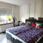 In einem Haus in Lippstadt befindet sich dieses Schlafzimmer im ersten Obergeschoß. Kaufinteressenten melden sich gerne bei WZ-Immobilien