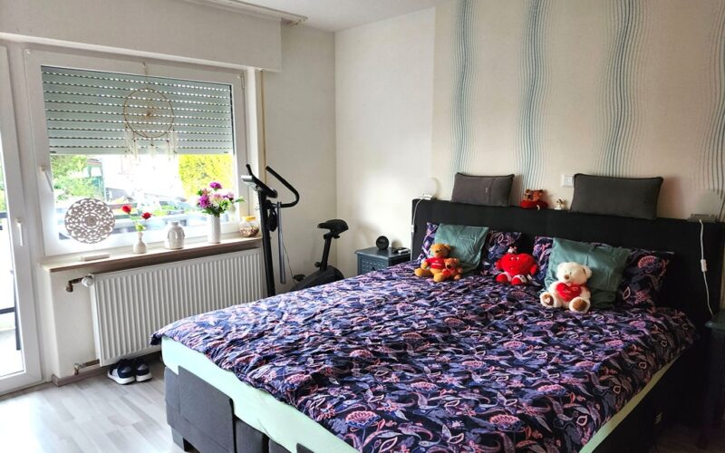 In einem Haus in Lippstadt befindet sich dieses Schlafzimmer im ersten Obergeschoß. Kaufinteressenten melden sich gerne bei WZ-Immobilien