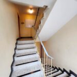 In Lippstadt kann man ein Haus mit diesem sauberen und gepflegten Treppenhaus kaufen. Infos bei WZ-Immobilien