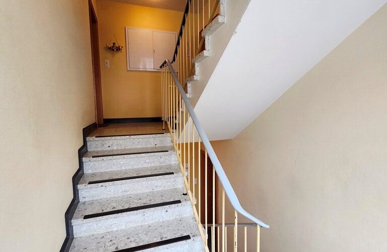 In Lippstadt kann man ein Haus mit diesem sauberen und gepflegten Treppenhaus kaufen. Infos bei WZ-Immobilien