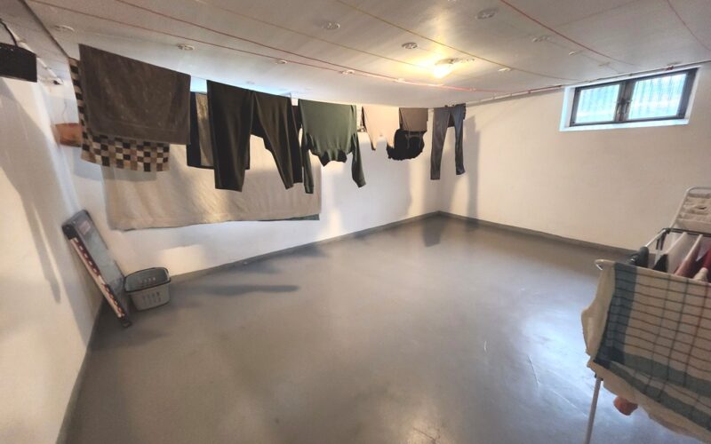 Dies ist der Trockenraum zum Trocknen von Wäsche im Mehrfamilien-Haus in Lippstadt. wer ein Haus in Lippstadt kaufen möchte, kann dieses Haus erwerben.