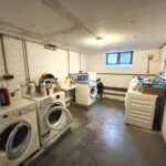 In Lippstadt kann man dieses Haus kaufen. Die Waschküche hat für jeden Mieter einen Stellplatz für die Waschmaschine. Der Raum hat auch ein Fenster