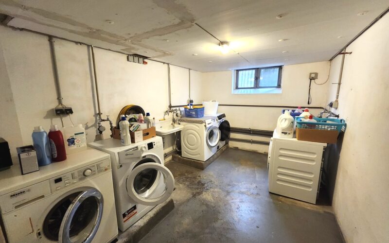 In Lippstadt kann man dieses Haus kaufen. Die Waschküche hat für jeden Mieter einen Stellplatz für die Waschmaschine. Der Raum hat auch ein Fenster