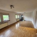 Wohnzimmer im Erdgeschoß des Hauses in Hemer am Waldrand. Der Fußboden ist mit Laminat ausgestattet