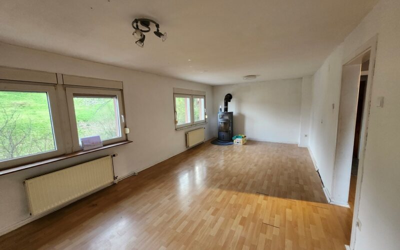 Wohnzimmer im Erdgeschoß des Hauses in Hemer am Waldrand. Der Fußboden ist mit Laminat ausgestattet