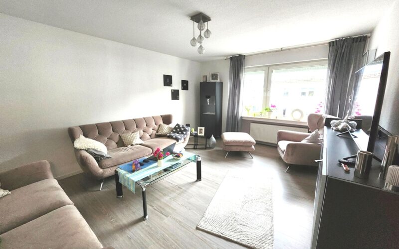 Ein helles Wohnzimmer im ersten Obergeschoß des Hauses in Lippstadt. Das Haus ist zu verkaufen