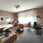 Gästezimmer im Erdgeschoß des Wohnhauses in Hemer. Das Zimmer ist noch voll möbliert.