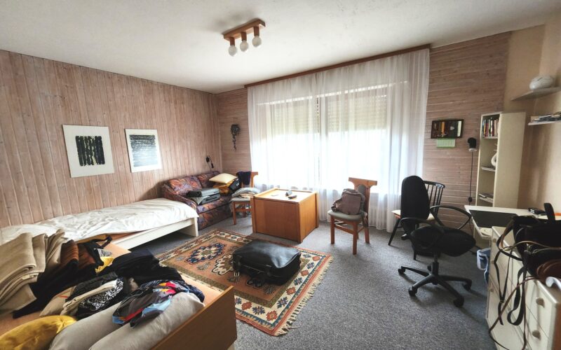 Gästezimmer im Erdgeschoß des Wohnhauses in Hemer. Das Zimmer ist noch voll möbliert.