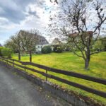 Der schöne Blick über das Grundstück mit blühenden Obstbäumen in Hemer. Das Haus im Hemer versteckt sich hinter den blühenden Bäumen