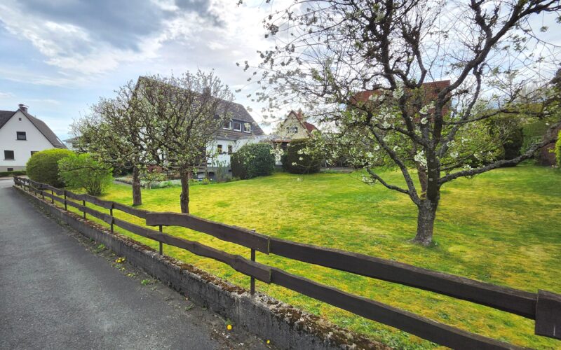 Der schöne Blick über das Grundstück mit blühenden Obstbäumen in Hemer. Das Haus im Hemer versteckt sich hinter den blühenden Bäumen