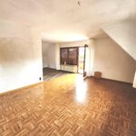 Wohnzimmer im Dachgeschoß mit Balkon zur Westseite.