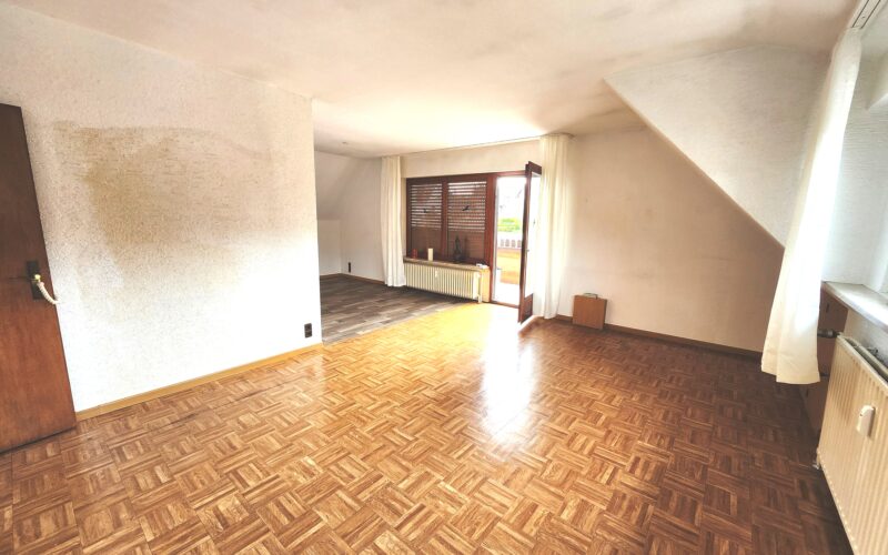 Wohnzimmer im Dachgeschoß mit Balkon zur Westseite.