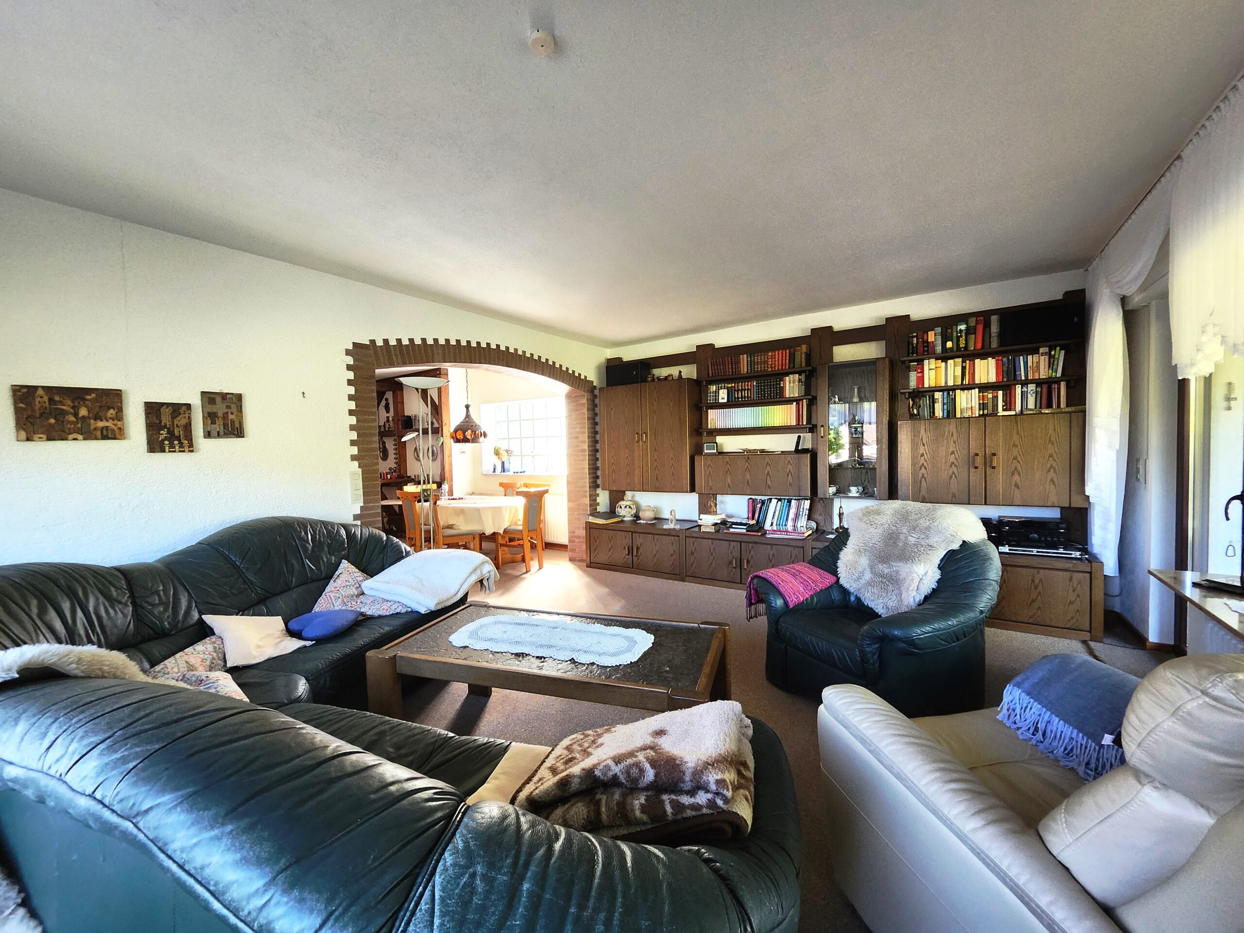Blick durch das Wohnzimmer im Erdgeschoß des Zweifamilienhauses in Hemer. von hier aus erreicht man die Terrasse und den Garten.