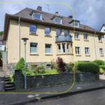 Wohnhaus in Nachrodt-Wiblingwerde kaufen. Die Frontseite mit seitlichem Eingang und Bruchstein-Einfassung