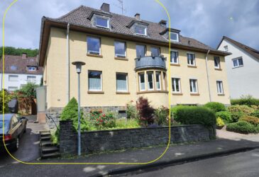 Wohnhaus in Nachrodt-Wiblingwerde kaufen. Die Frontseite mit seitlichem Eingang und Bruchstein-Einfassung