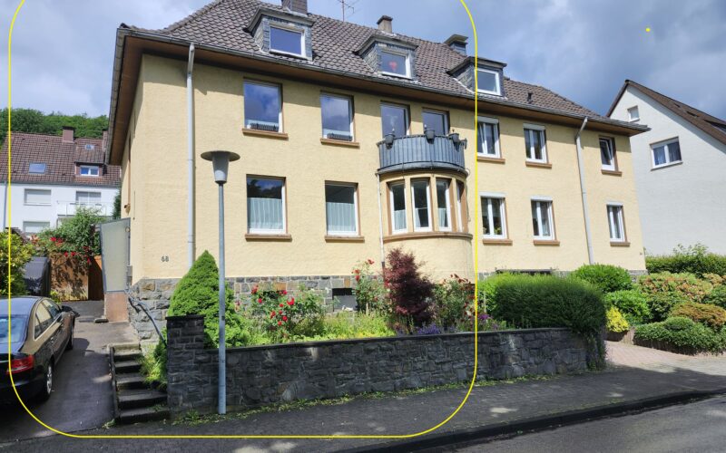 Wohnhaus in Nachrodt-Wiblingwerde kaufen. Die Frontseite mit seitlichem Eingang und Bruchstein-Einfassung