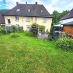 Großer garten hinter dem Haus in Nachrodt-Wiblingwerde. Auf dem Grundstück ist eine große Rasenfläche und ein Gartenhaus mit Grillplatz.
