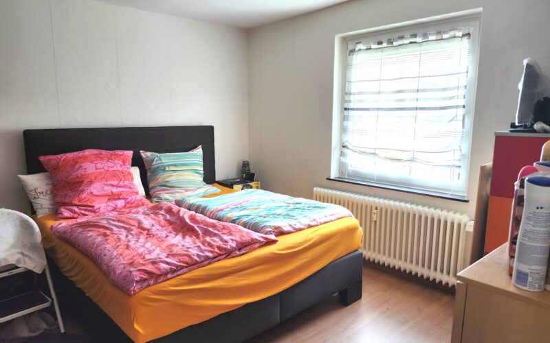 Schlafzimmer im ersten Obergeschoss des Wohnhauses in Nachrodt-Wiblingwerde. Dieses Haus steht aktuell zu Verkauf bei WZ-Immobilien