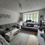 Wohnzimmer mit Erker und Ausblick in Grüne. Dieses Wohnhaus in Nachrodt-Wiblingwerde ist zu verkaufen. Frage Sie WZ-Immobilien - Ihre Makler im Raum iserlohn und Umgebung