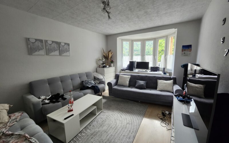Wohnzimmer mit Erker und Ausblick in Grüne. Dieses Wohnhaus in Nachrodt-Wiblingwerde ist zu verkaufen. Frage Sie WZ-Immobilien - Ihre Makler im Raum iserlohn und Umgebung